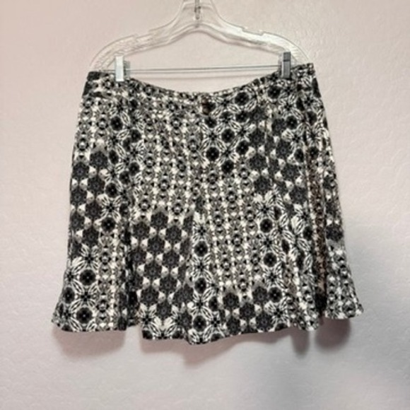 Athleta Dresses & Skirts - Athleta Black White Geometric Print Pleated Skirt Size 14
